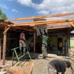 Karya Bakti Satgas Pamtas Pos Wini di Rumah Ibu Yuren