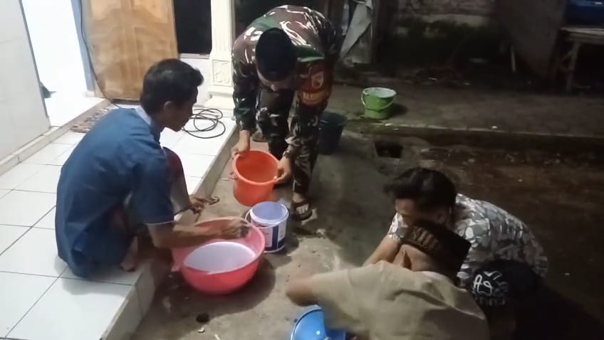 Babinsa Banyuanyar Turun Langsung Dukung Perawatan Rumah Ibadah Warga