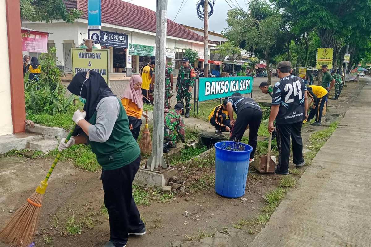 Gotong Royong TNI-Polri dan Warga Meriahkan HUT ke-80 TNI di Pasar Karangan