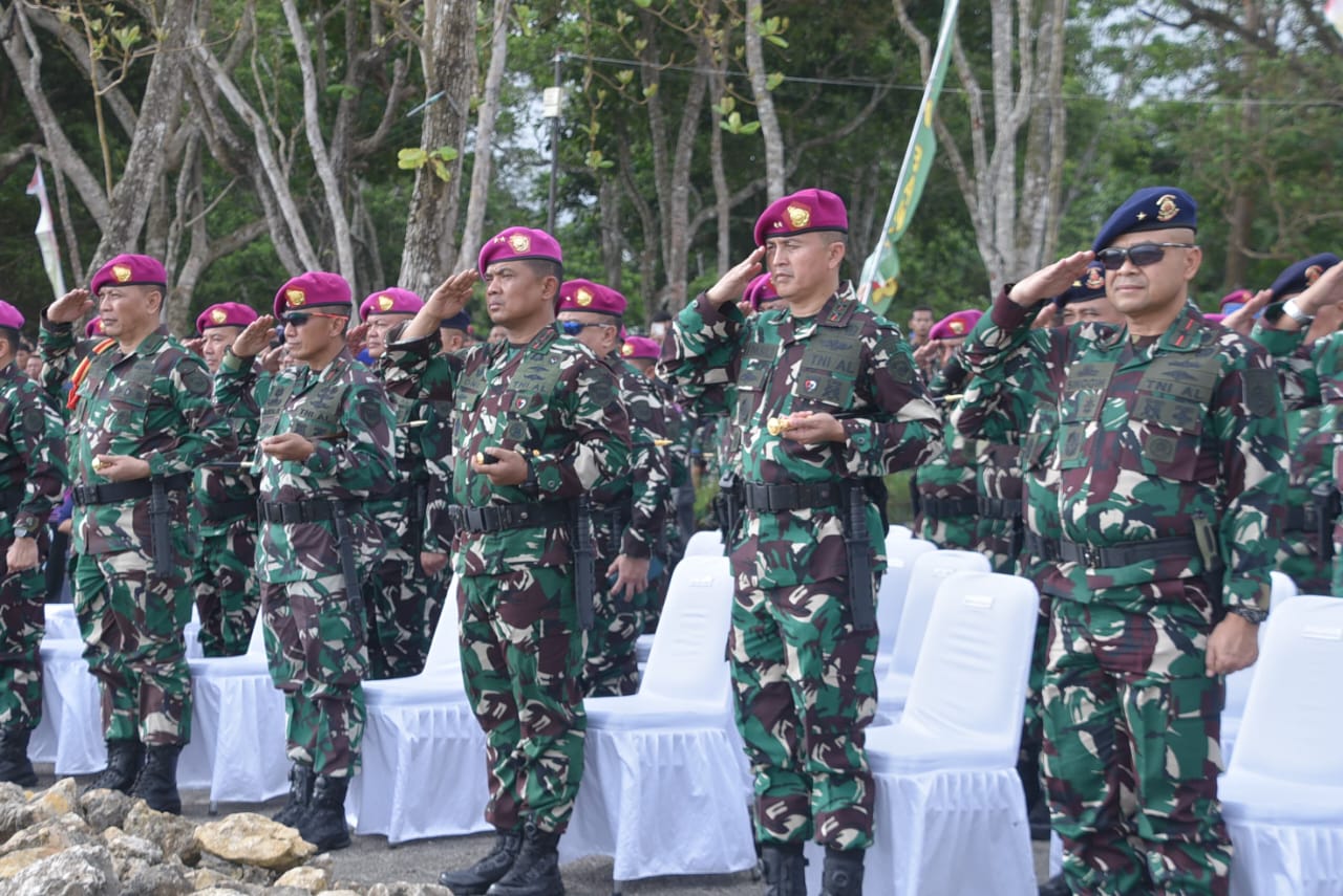 Danpasmar 1 Ikuti Upacara Pembaretan 527 Prajurit Muda Baret Ungu