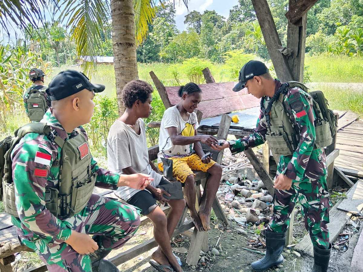 Satgas Yonif 131/Brajasakti Gelar Pelayanan Kesehatan di Kampung Sawiyatami Satgas Yonif 131/Brajasakti Gelar Pelayanan Kesehatan di Kampung Sawiyatami
