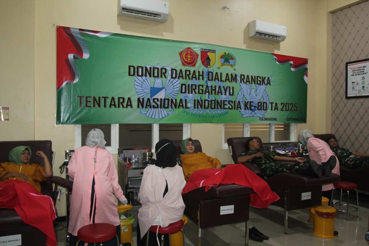 Kodim Tulungagung dan PMI Gelar Donor Darah HUT ke-80 TNI Kodim Tulungagung dan PMI Gelar Donor Darah HUT ke-80 TNI