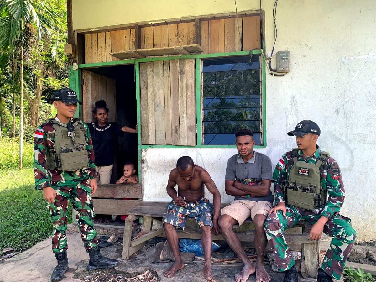 Satgas Yonif 131/Brajasakti Layani Kesehatan Warga Kampung Pyiawi Secara Door to Door*