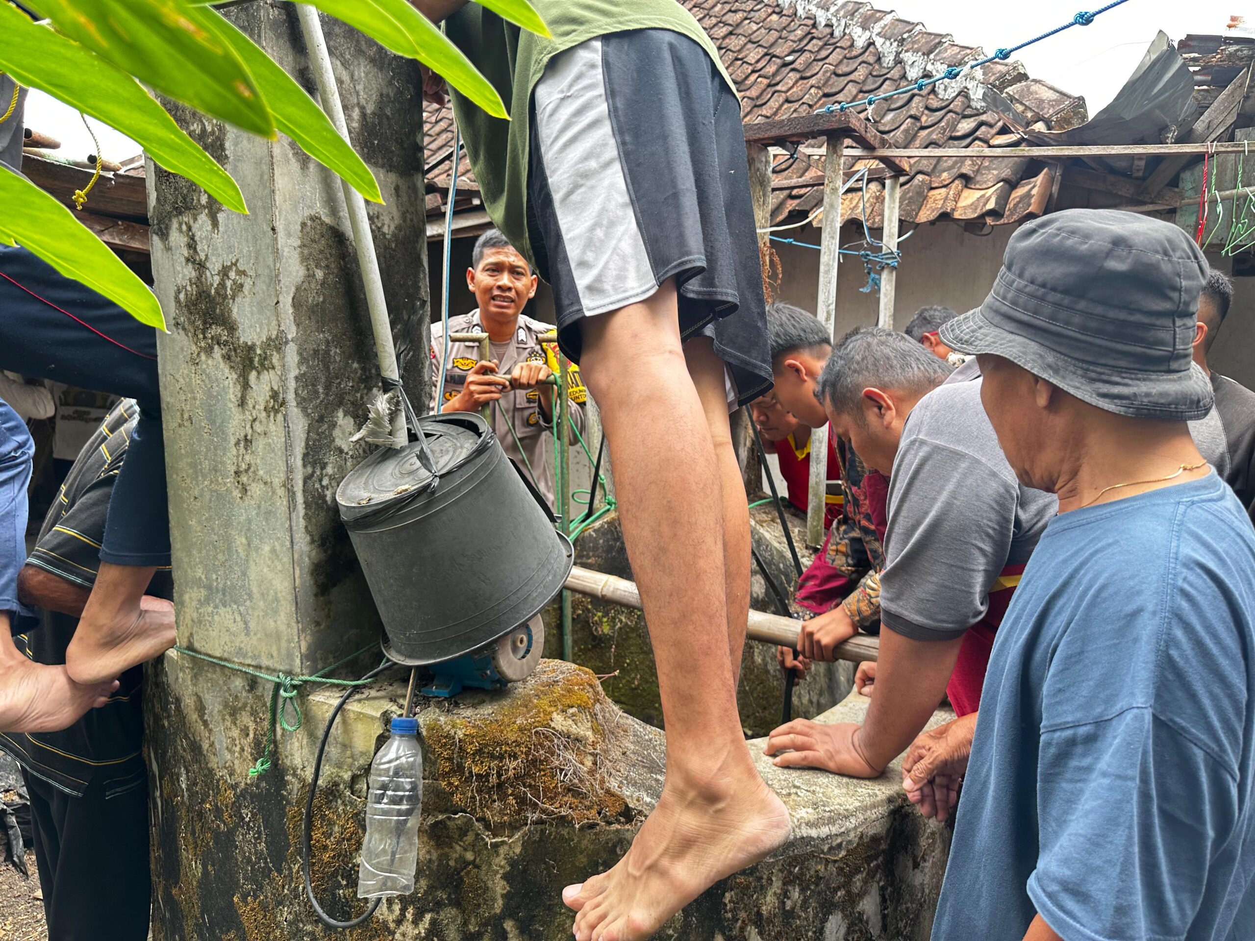 Polisi Bantu Evakuasi Ibu Rumah Tangga yang Tercebur Sumur di Nguntoronadi