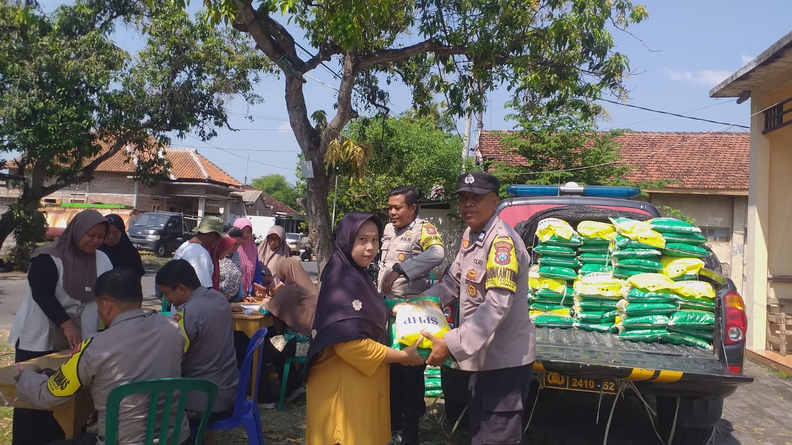 Polres Madiun Kota Salurkan 4 Ton Beras SPHP untuk 4 Desa* Polres Madiun Kota Salurkan 4 Ton Beras SPHP untuk 4 Desa*