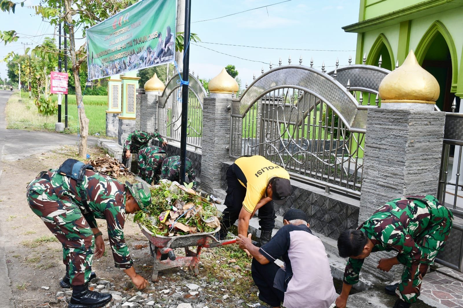 Bakti Teritorial Prima: Korem 081/DSJ Bersihkan Masjid dan Bantu Warga Bakti Teritorial Prima: Korem 081/DSJ Bersihkan Masjid dan Bantu Warga