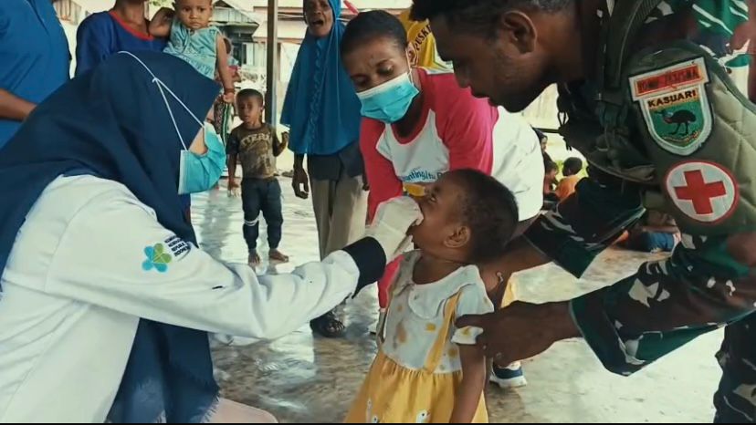 Satgas Pamtas Kewilayahan Yonif 763/SBA Pos Kokoda Bersama Puskesmas Laksanakan Yankes Keliling