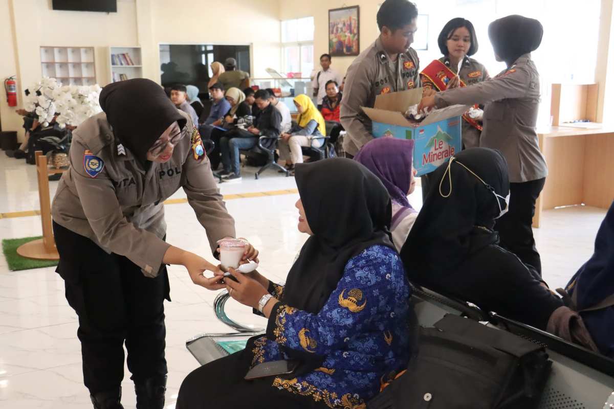 Siapkan Makanan Gratis untuk Pemohon SKCK, Polres Mojokerto Kota Hadirkan Layanan Prima yang Humanis* Siapkan Makanan Gratis untuk Pemohon SKCK, Polres Mojokerto Kota Hadirkan Layanan Prima yang Humanis*