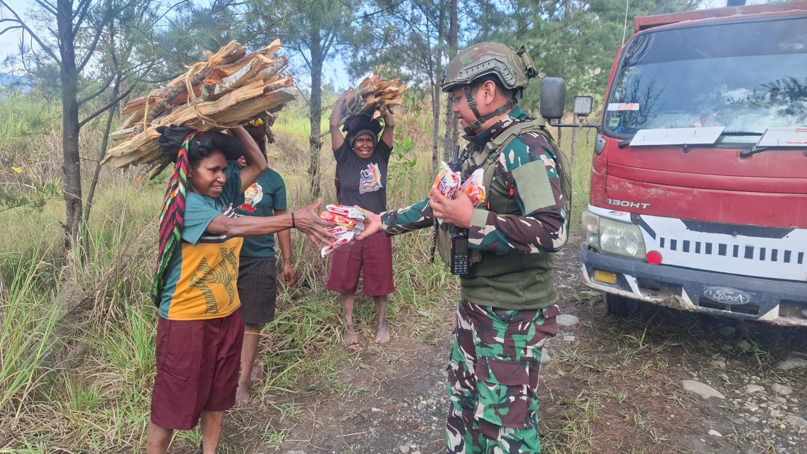 Satgas Yonif 700/WYC Hadir Membawa Sembako untuk Warga Distrik Omukia