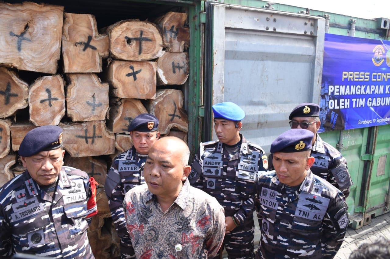 TNI AL Gagalkan Upaya Penyulundupan Kayu Bernilai Ratusan Juta Rupiah di Tanjung Perak Surabaya