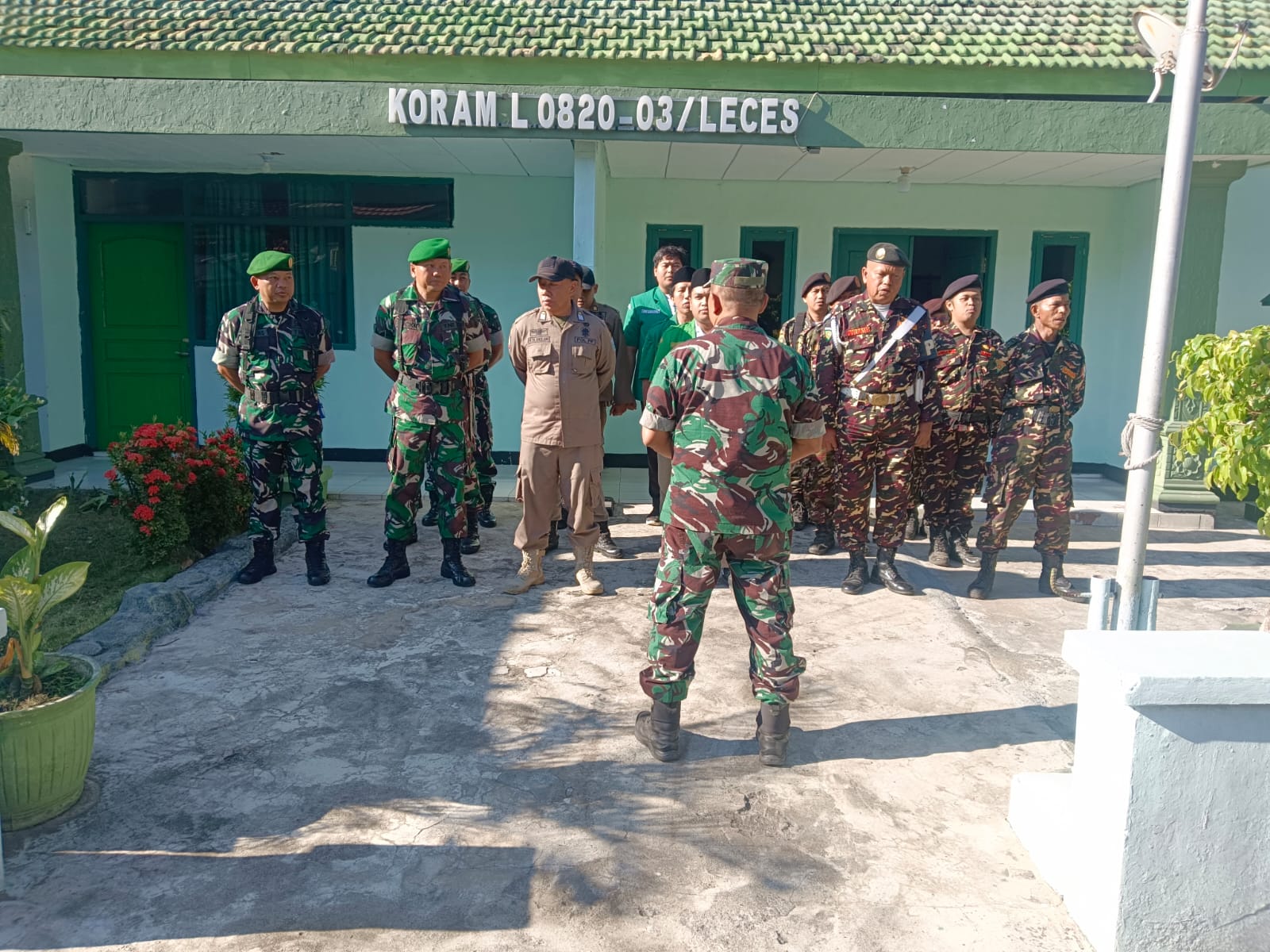Sinergi TNI, Banser, dan Ansor Gelar Aksi Lapangan Perkuat Kamtibmas di Leces Sinergi TNI, Banser, dan Ansor Gelar Aksi Lapangan Perkuat Kamtibmas di Leces