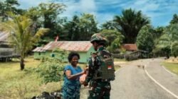 Satgas Pamtas Yonif 763/SBA Pos Joshiro Gelar Pembagian Sembako di Kampung Hamaran