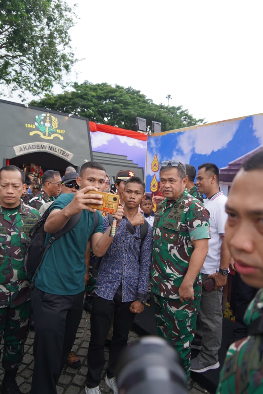 Kasad Kunjungi Stand Akademi Militer di TNI AD Fair 2025 Kasad Kunjungi Stand Akademi Militer di TNI AD Fair 2025