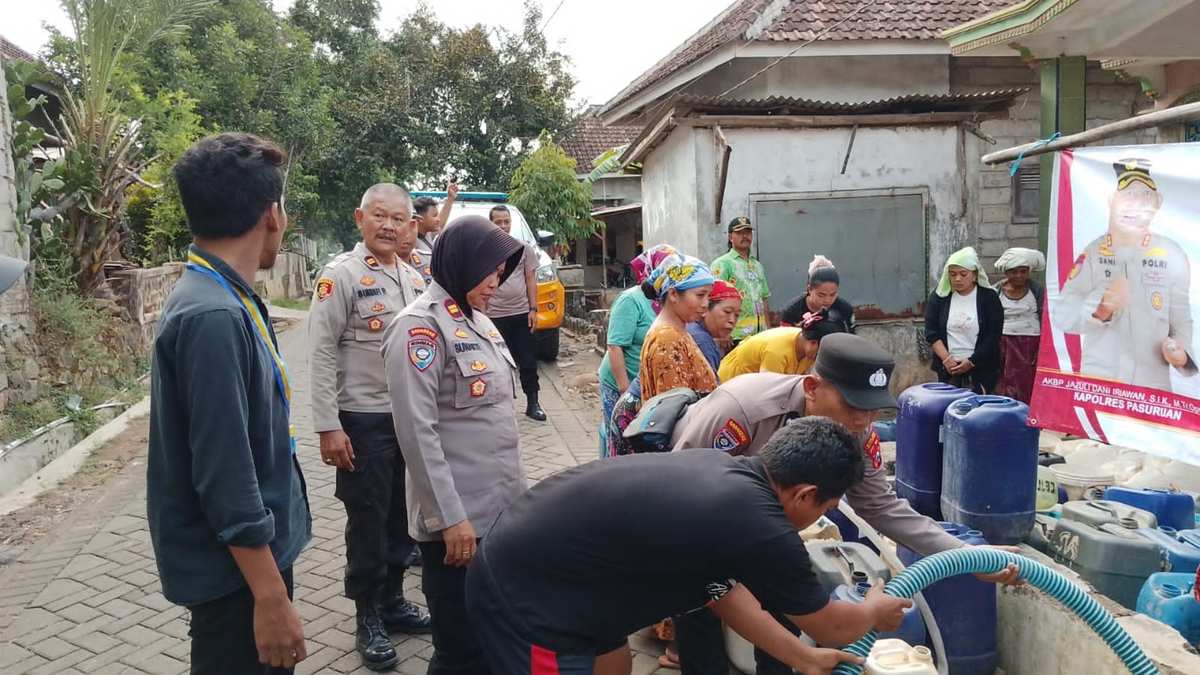 Polres Pasuruan dan PMII Salurkan 6.000 Liter Air Bersih ke Desa Karangjati Lumbang*