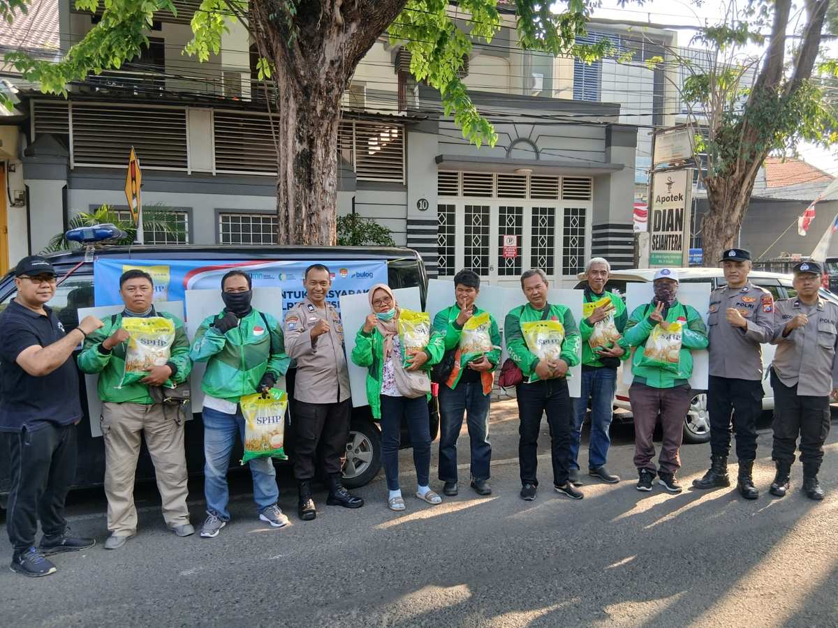 Polres Gresik Gelar Gerakan Pangan Murah Masyarakat dan Driver Ojol Sumringah*