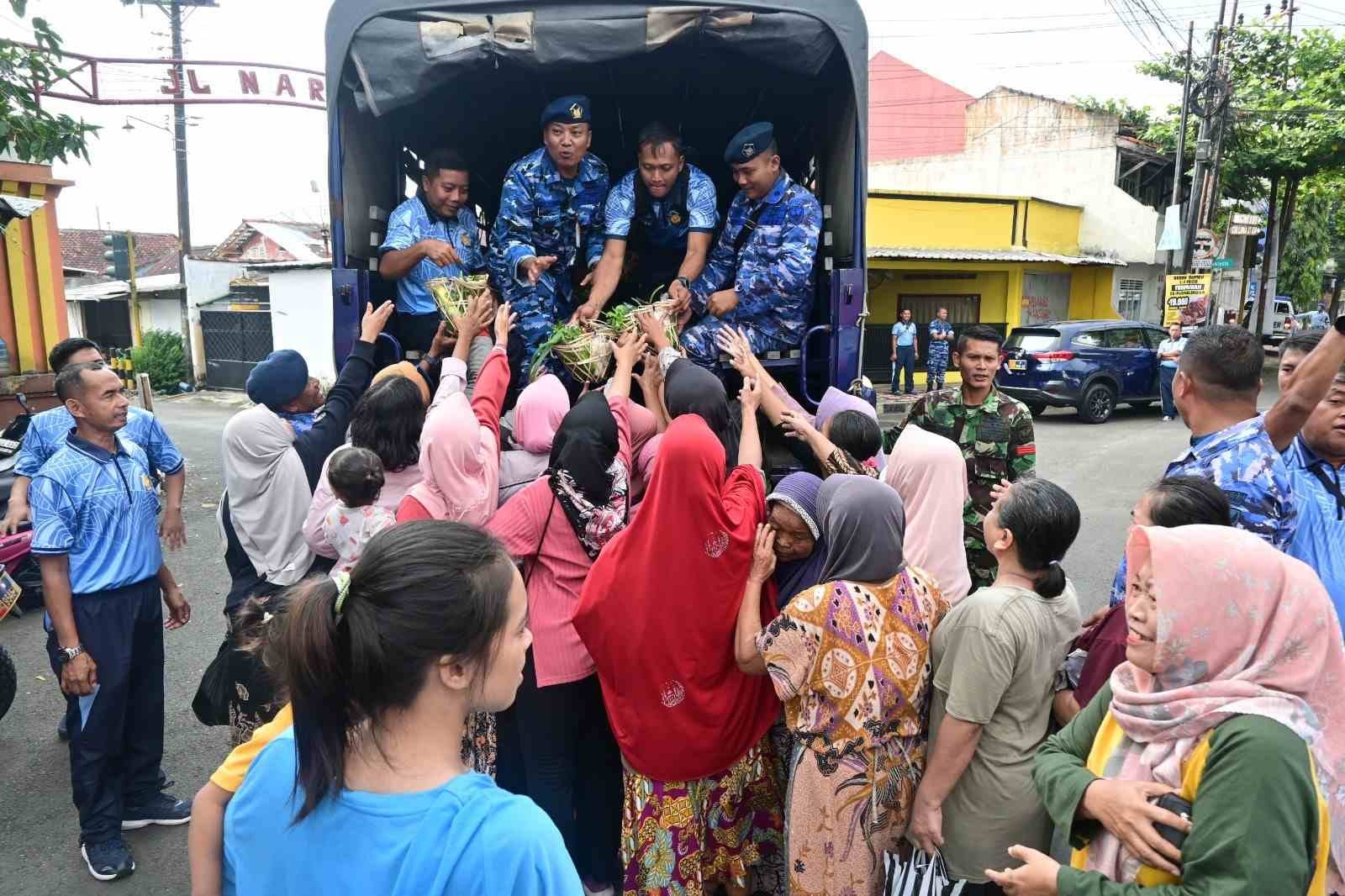 Lanud J.B. Soedirman Bagikan Sayuran, Wujud Peduli Masyarakat Lanud J.B. Soedirman Bagikan Sayuran, Wujud Peduli Masyarakat