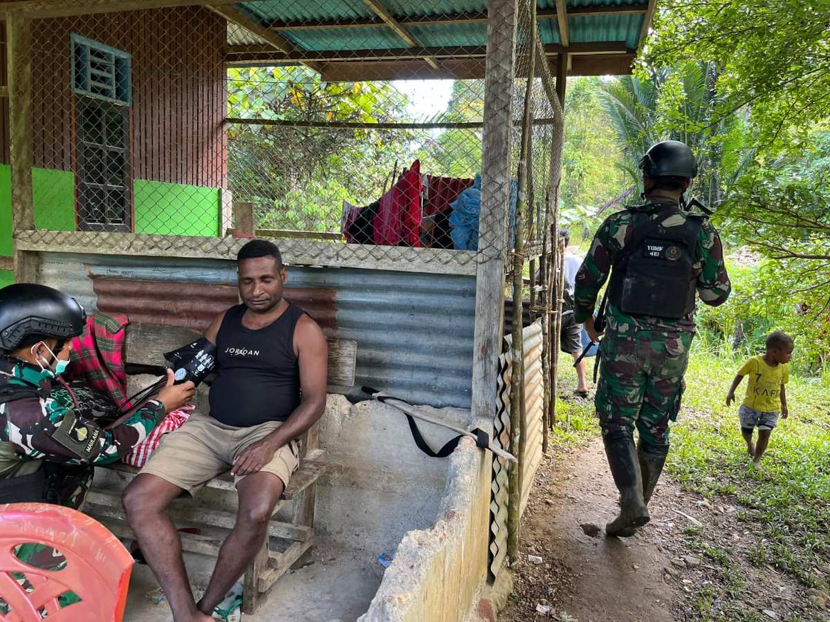 Pelayanan Kesehatan Door to Door Satgas Yonif 410/Alugoro