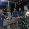 Babinsa Koramil 1008-01/Muara Uya–Jaro Sambangi Warga Poskamling di Desa Jaro