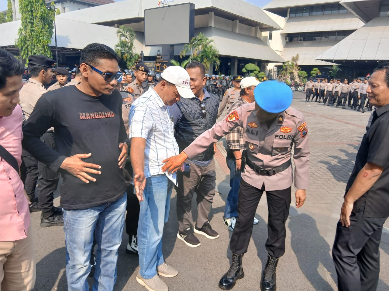 Polda Jateng dan Polrestabes Semarang Komitmen Kawal Secara Humanis Aksi Damai Peringatan Hari Tani Nasional di Gubernuran*