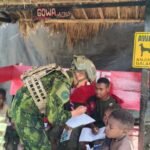 Di Sela Tugas Bela Negara, Prajurit Satgas Yonif 700/Wyc Jadi "Pahlawan Pena" bagi Anak-Anak di Gome