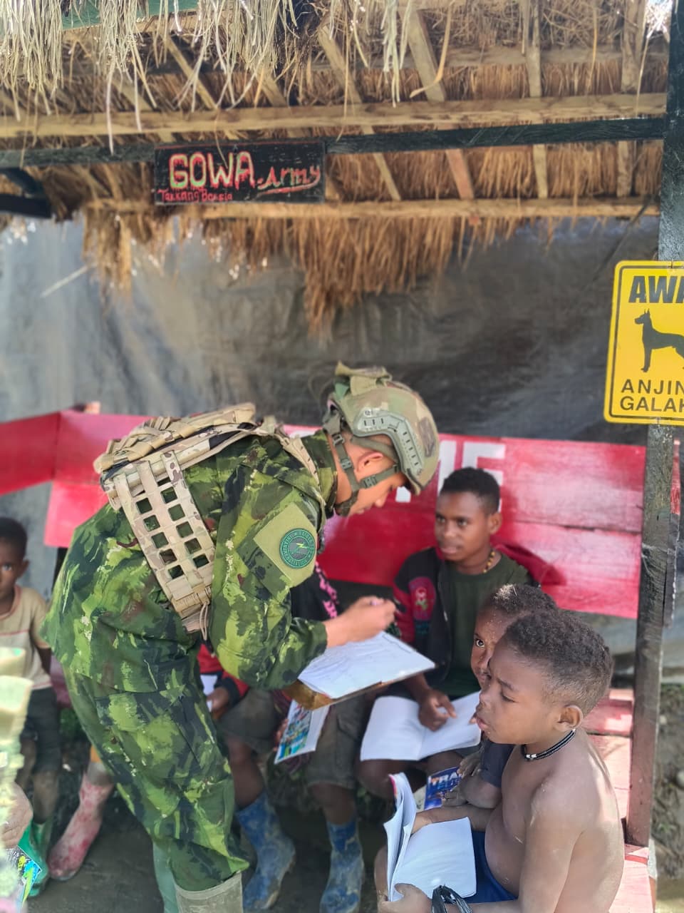 Di Sela Tugas Bela Negara, Prajurit Satgas Yonif 700/Wyc Jadi "Pahlawan Pena" bagi Anak-Anak di Gome