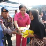 POLDA KEPRI GELAR JUM’AT BERKAH DI SAGULUNG: HADIRKAN PANGAN MURAH, LAYANAN KESEHATAN, DAN MAKANAN GRATIS*