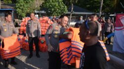 Kapolda Jatim Kunjungi Kelompok Nelayan dan Sadar Wisata di Pantai Pasir Putih Situbondo, Beri Bantuan Alat Keselamatan dan Sembako*
