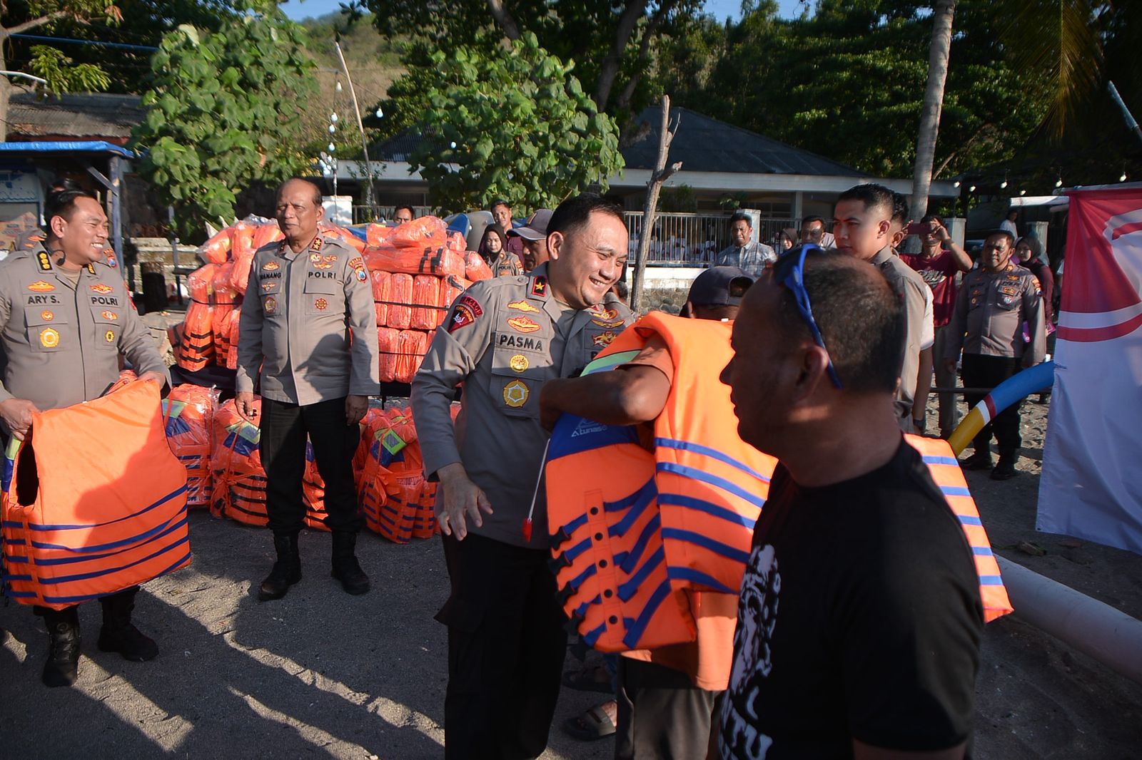 Kapolda Jatim Kunjungi Kelompok Nelayan dan Sadar Wisata di Pantai Pasir Putih Situbondo, Beri Bantuan Alat Keselamatan dan Sembako*