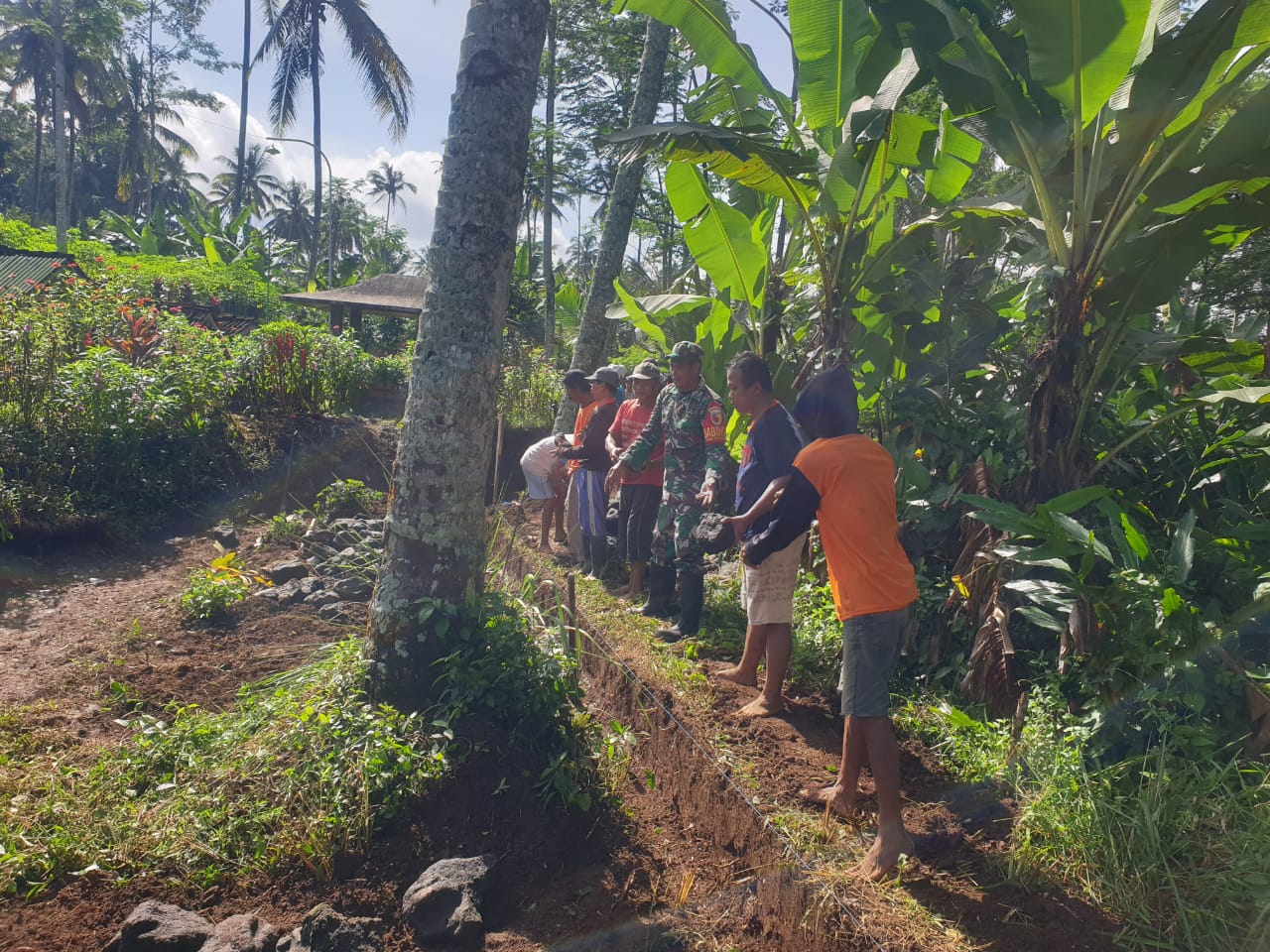 Babinsa Tegalasri Gotong Royong Bangun Tanggul Dan Drainase Bersama Warga