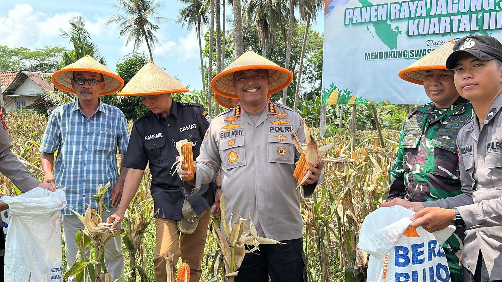 Polresta Cilacap Dukung Panen Raya Jagung Demi Swasembada Nasional* Polresta Cilacap Dukung Panen Raya Jagung Demi Swasembada Nasional*