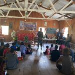 Ibadah Kasih di Tanah Papua: Satgas Yonif 700/WYC Satukan Doa Bersama Rakyat di Hari Minggu