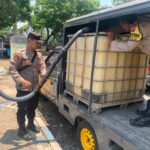 Polisi Tangani Kekeringan di Winongan Pasuruan Sulap Mobil Patroli Jadi Armada Air Bersih*