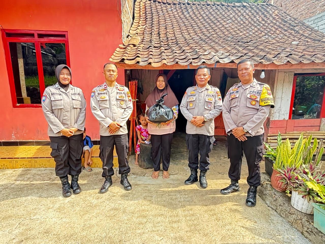 Polsek Sidorejo Gelar Bakti Sosial di Wilayah Kelurahan Bugel Polsek Sidorejo Gelar Bakti Sosial di Wilayah Kelurahan Bugel