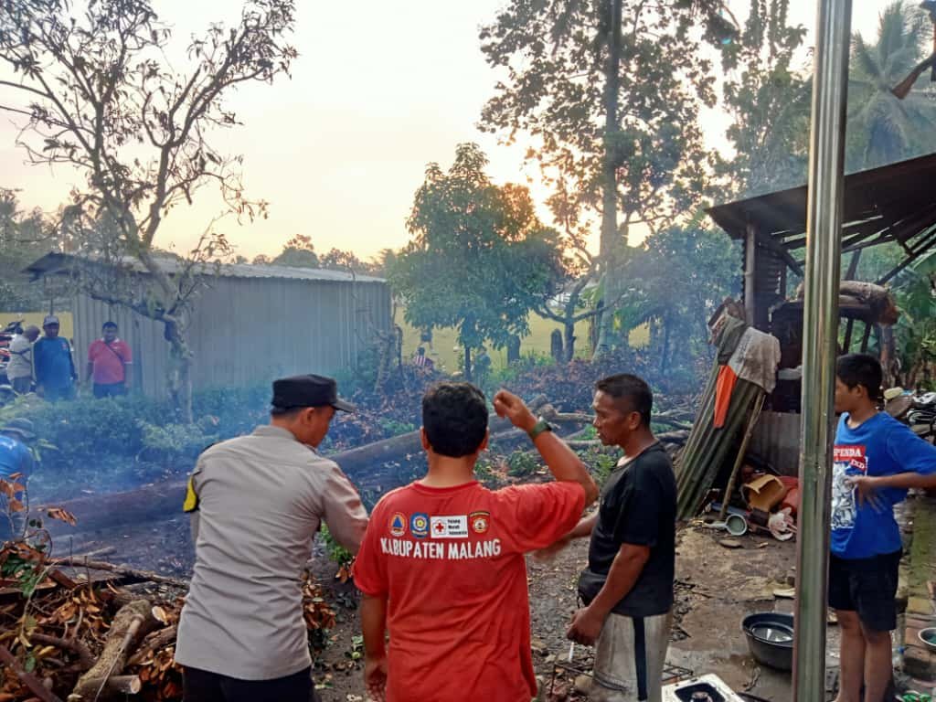 Respons Cepat 110, Polres Malang Tangani Bencana di Kepanjen* Respons Cepat 110, Polres Malang Tangani Bencana di Kepanjen*