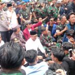 Gubernur Lampung, Pangdam XXI/Radin Inten, dan Kapolda Lampung Temui Massa Unjuk Rasa di DPRD Provinsi Lampung Gubernur Lampung, Pangdam XXI/Radin Inten, dan Kapolda Lampung Temui Massa Unjuk Rasa di DPRD Provinsi Lampung