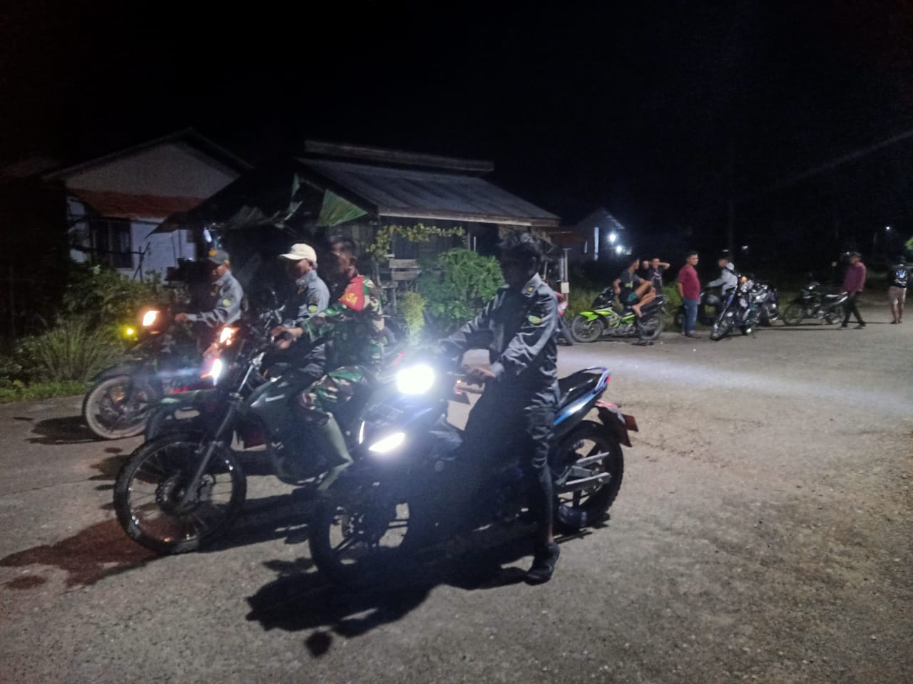 Tingkatkan Keamanan Lingkungan Di Wilayah Binaan, Babinsa Koramil Kenohan Ajak Linmas Patroli Siskamling