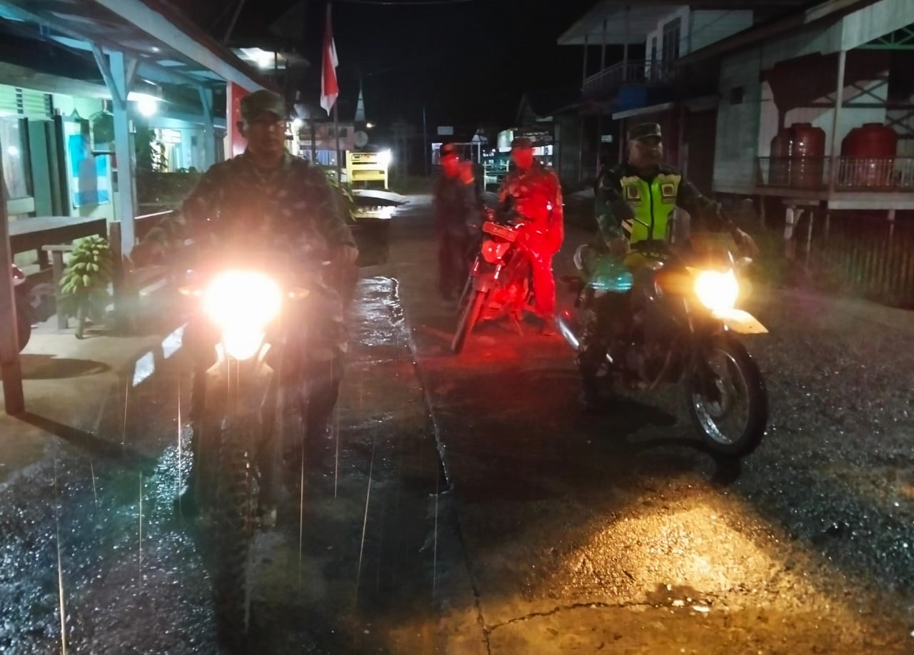 Babinsa Koramil Tabang Bersama Warga, Ciptakan Kondusifitas Wilayah Lewat Patroli Siskamling