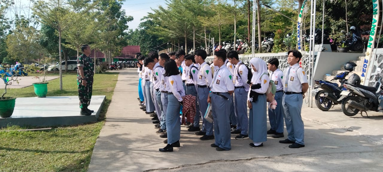 Tingkatkan Kedisiplinan Dalam Membentuk Karakter Pelajar Babinsa Timbau Berikan Pembinaan Kepada Pelajar
