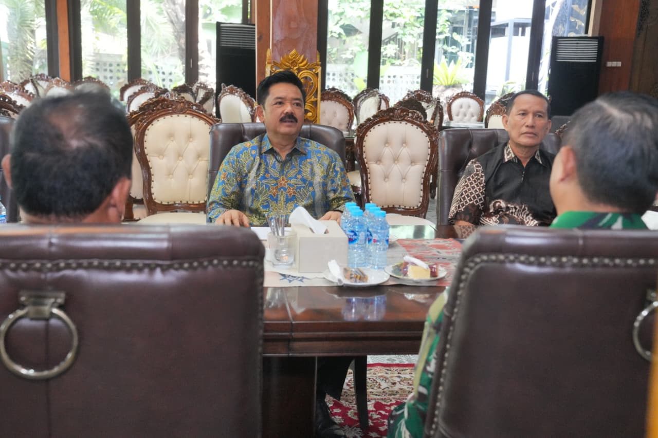 Pangkopassus Anjangsana ke Mantan Panglima TNI Marsekal TNI (Purn) Hadi Tjahjanto