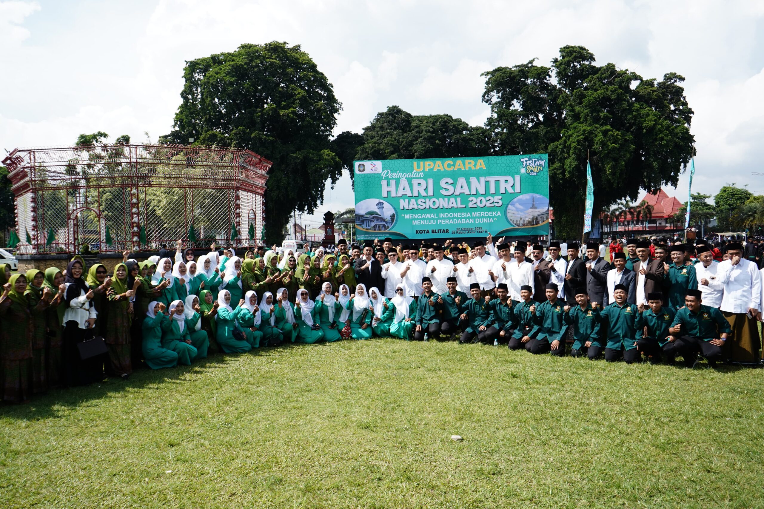 Peringati Hari Santri Nasional 2025, Kota Blitar Gaungkan Semangat Mengawal Indonesia Merdeka Menuju Peradaban Dunia Peringati Hari Santri Nasional 2025, Kota Blitar Gaungkan Semangat Mengawal Indonesia Merdeka Menuju Peradaban Dunia