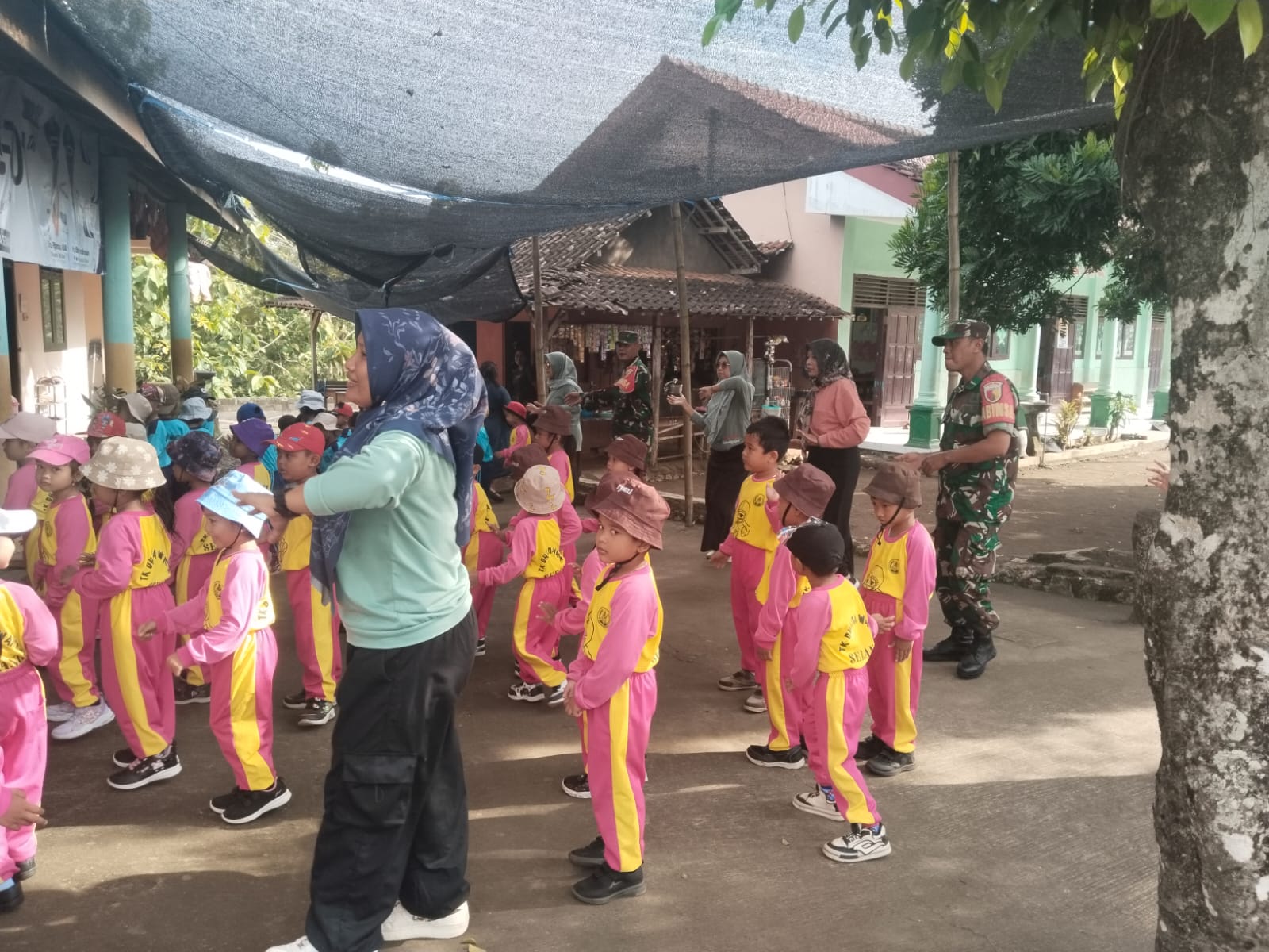 TNI Dan TK Darma Wanita Serang Gelar Edukatif Tanamkan Cinta Tanah Air Sejak Dini TNI Dan TK Darma Wanita Serang Gelar Edukatif Tanamkan Cinta Tanah Air Sejak Dini