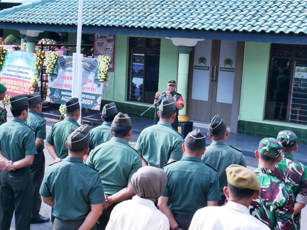 Komandan Kodim 0808/Blitar Baru Letkol Inf Virlani Arudyawan Berikan Jam Komandan Komandan Kodim 0808/Blitar Baru Letkol Inf Virlani Arudyawan Berikan Jam Komandan