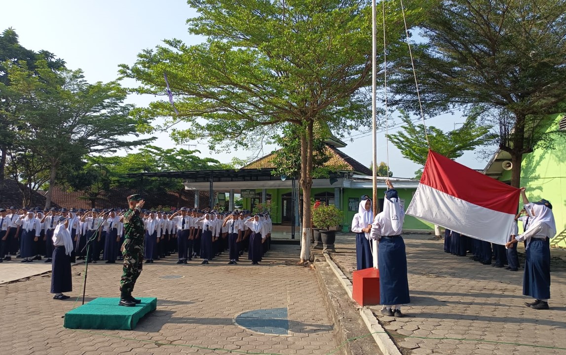 Jadi Irup Upacara Senin Di SMPN 01 Binangun, Danramil Yakini Pentingnya Menanamkan Nilai Disiplin Pada Siswa