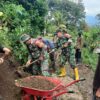 Gotong Royong Bersama Warga, Koramil Dan Forkopimcam Gandusari Beserta Warga Bersihkan Sisa Longsor Di Dusun Parang