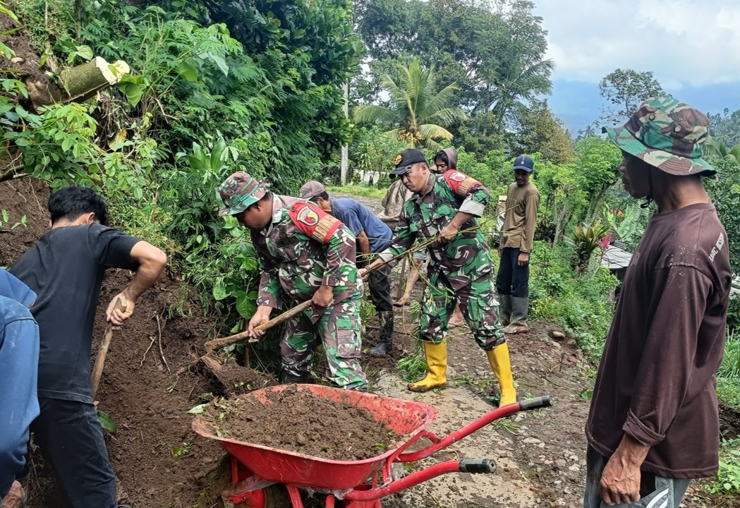 Gotong Royong Bersama Warga, Koramil Dan Forkopimcam Gandusari Beserta Warga Bersihkan Sisa Longsor Di Dusun Parang Gotong Royong Bersama Warga, Koramil Dan Forkopimcam Gandusari Beserta Warga Bersihkan Sisa Longsor Di Dusun Parang
