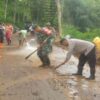 Babinsa Koramil 0808/13 Doko Bersama Warga Gotong Royong Bersihkan Material Longsor di Desa Resapombo