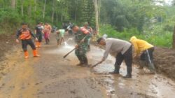 Babinsa Koramil 0808/13 Doko Bersama Warga Gotong Royong Bersihkan Material Longsor di Desa Resapombo Babinsa Koramil 0808/13 Doko Bersama Warga Gotong Royong Bersihkan Material Longsor di Desa Resapombo