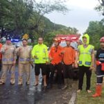 Polisi Sigap Tangani Pohon Tumbang di Jalan Raya Rejoso