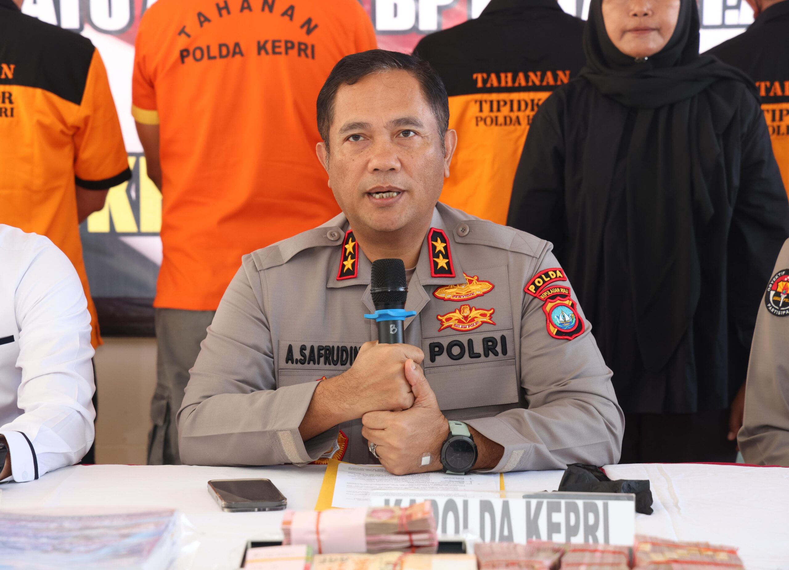 KAPOLDA KEPRI KONFERENSI PERS PENGUNGKAPAN KASUS TINDAK PIDANA KORUPSI PROYEK REVITALISASI DERMAGA MENGAKIBATKAN KERUGIAN NEGARA SEBESAR RP30,6 MILIAR*