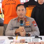 KAPOLDA KEPRI KONFERENSI PERS PENGUNGKAPAN KASUS TINDAK PIDANA KORUPSI PROYEK REVITALISASI DERMAGA MENGAKIBATKAN KERUGIAN NEGARA SEBESAR RP30,6 MILIAR*